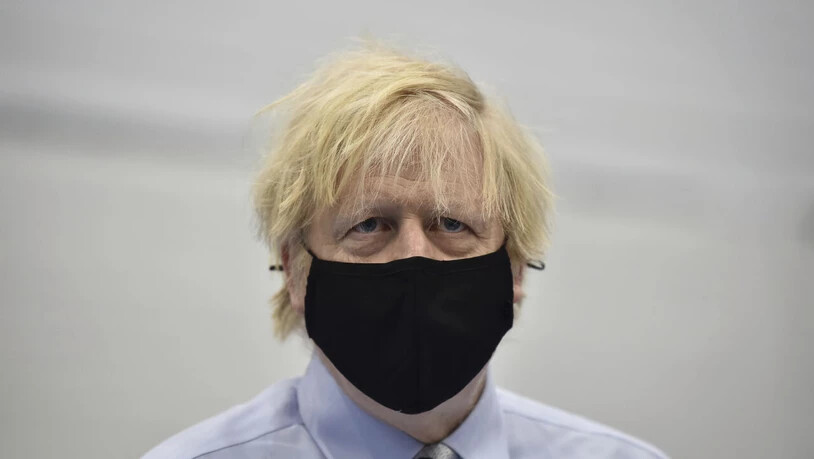 Boris Johnson, Premierminister von Großbritannien, trägt eines Mund-Nasen-Schutz. Foto: Charles Mcquillan/Getty Pool/AP/dpa