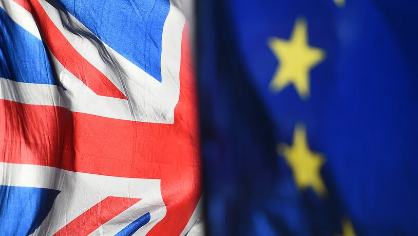 Eine Flagge der Europäischen Union und eine Flagge von Großbritannien wehen vor dem Parlament in Westminster. Foto: Kirsty O'connor/PA Wire/dpa