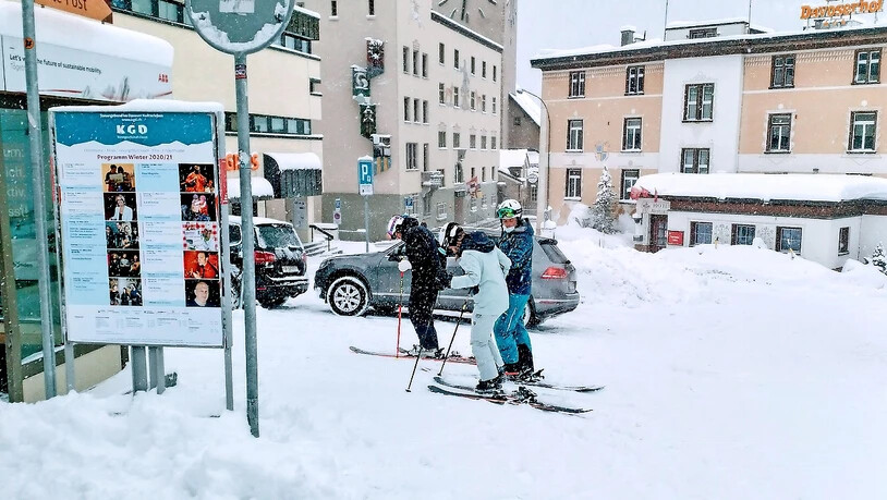 Skifahrer nutzen den Neuschnee, der Wirtschaft soll das neue Massnahmenpaket zu festem Boden verhelfen. 