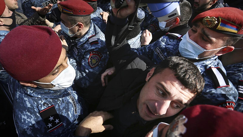 Die Polizei versucht einen oppositionellen Demonstranten während einer Kundgebung in Erwian, der Hauptstadt Armeniens, festzuhalten. Foto: Stepan Poghosyan/PHOTOLURE/AP/dpa
