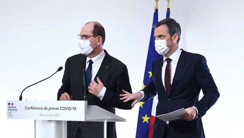 Frankreichs Premierminister Jean Castex (l) und Gesundheitsminister Olivier Veran bei einer Pressekonferenz in Paris. Foto: Alain Jocard/AFP/dpa