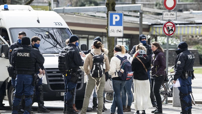 Die Polizei kontrolliert in Bern Personen, die sich möglicherweise an einer illegalen Corona-Demo beteiligen wollten.