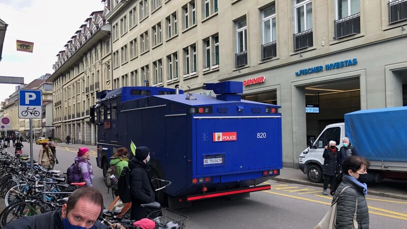 Kein alltägliches Bild: Ein Wasserwerfer fährt durch die Berner Innenstadt.
