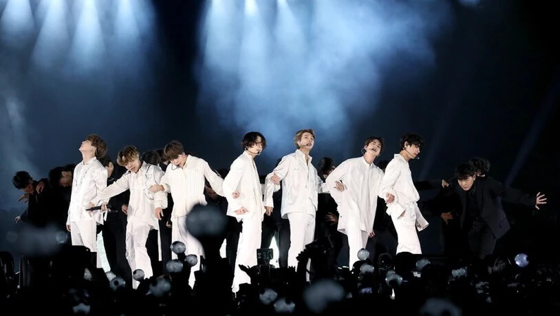ARCHIV - Die südkoreanische Boyband BTS tritt während eines Konzerts im King Fahd International Stadion auf. (Archivbild) Foto: -/YNA/dpa