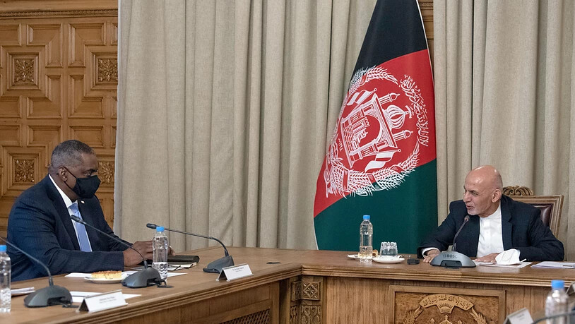 HANDOUT - Aschraf Ghani (r), Präsident von Afghanistan, und Lloyd Austin, Verteidigungsminister der USA, unterhalten sich bei einem Treffen im Präsidentenpalast. Foto: Lisa Ferdinando/US Secretary of Defence/dpa - ATTENTION: editorial use only and only…