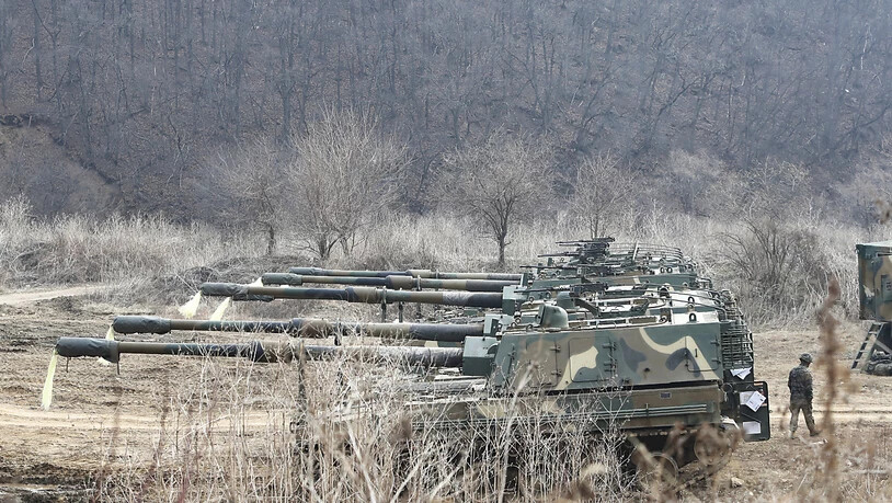 Panzerhaubitzen von Typ K9 Thunder fahren in der Nähe zur Grenze zwische Süd- und Nordkorea. Nordkorea hat nach Angaben des südkoreanischen Militärs im Rahmen eines neuen Waffentests anscheinend zwei Marschflugkörper abgefeuert. Foto: Ahn Young-Joon/AP…