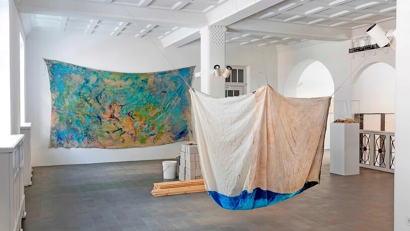 Erfindet eine neue Welt: Reto Pulfer zeigt in der Fundaziun Nairs bei Scuol Malereien, Zeichnungen, Behausungen und Sammlungen von Fundstücken.