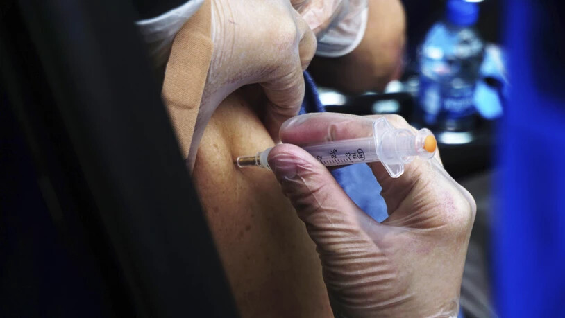 ARCHIV - Eine Person erhält einen Covid-19-Impfstoff in einer regionalen Impfstelle im US-Bundesstaat Texas. Foto: Miguel Roberts/The Brownsville Herald/AP/dpa - ACHTUNG: Nur zur redaktionellen Verwendung und nur mit vollständiger Nennung des…