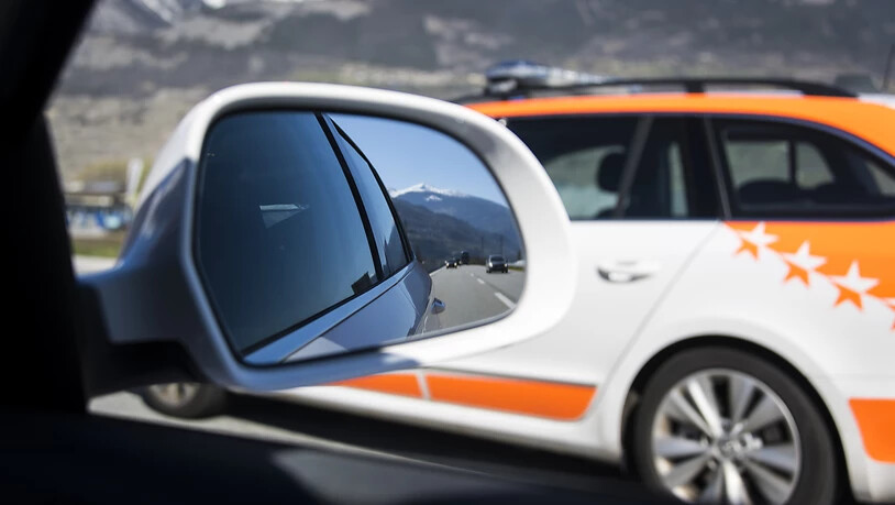 Die Walliser Kantonspolizei hat in Brig-Glis einen Autofahrer gestoppt, der mit 165 km/h doppelt so schnell fuhr als erlaubt. (Themenbild)