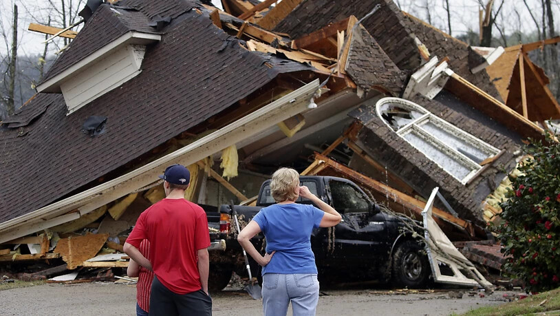 Anwohner begutachten die Schäden an ihren Häusern, nachdem ein Tornado südlich von Birmingham in der Gemeinde Eagle Point mehrere Häuser beschädigt hat. Foto: Butch Dill/AP/dpa