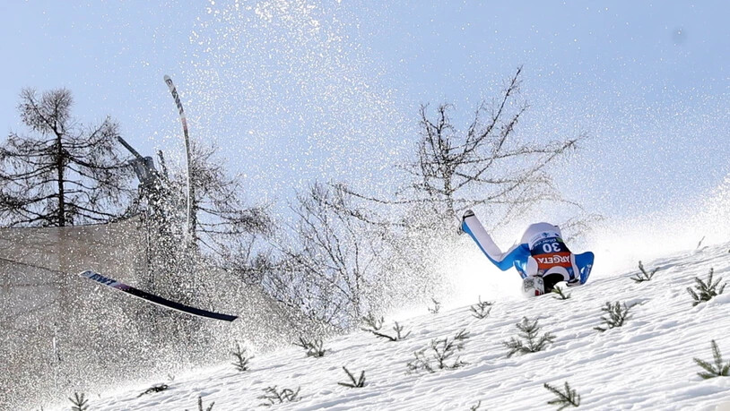 Daniel-André Tande prallt kopfüber in den Hang.