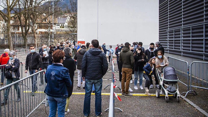 Mehrere Dutzend Personen warten am Freitagnachmittag vor dem Abstimmungslokal in Moutier auf die Türöffnung. Am Sonntagabend wird feststehen, ob das Städtchen zum Kanton Jura wechselt oder bernisch bleibt.