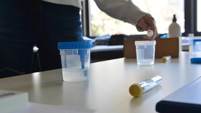  Nach Masken und Plexiglaswänden folgen nun Schnelltests: Die Flüssigkeit landet im Röhrchen, nachdem die Schülerinnen und Schüler eine Kochsalzlösung gegurgelt haben, und wird dann am Ende in einen Pool-Becher geleert.