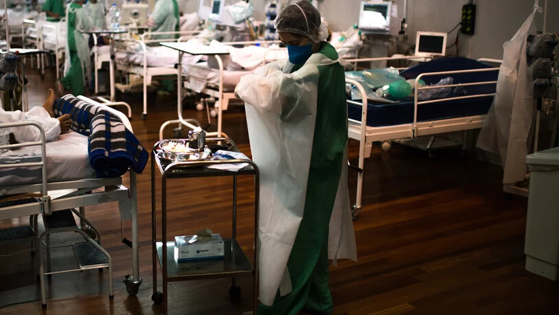 In einem Feldkrankenhaus mit 110 Betten werden Corona-Patienten behandelt. Foto: Andre Lucas/dpa