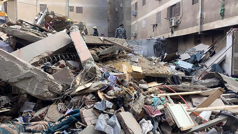 Rettungskräfte durchsuchen die Trümmer eines eingestürzten Wohnhauses im Stadtteil el-Salam. Foto: Mohamed Salah/AP/dpa