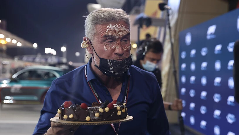 Der frühere Formel-1-Fahrer David Coulthard führt an der Rennstrecke in Bahrain die Interviews - und bekommt von Pole-Mann Verstappen zum 50. Geburtstag eine Torte ins Gesicht