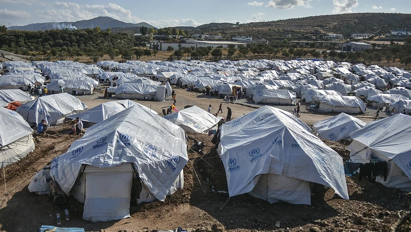 ARCHIV - Das Zeltlager «Kara Tepe» auf Lesbos ist lediglich ein Provisorium. Es entstand nachdem das ursprüngliche Lager Moria bei einem Großbrand fast völlig zerstört worden war. Nun soll ein neues Lager errichtet werden. Foto: Panagiotis Balaskas/AP/dpa