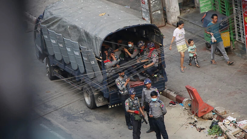 Sicherheitskräfte stehen neben einem Lastwagen auf einer Straße in Myanmar. Foto: Uncredited/AP/dpa
