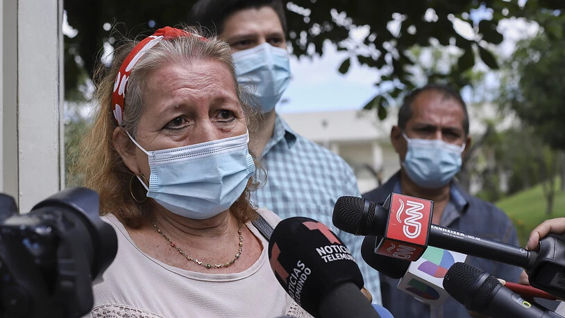 Rosibel Emerita Arriaza, Mutter der Frau, die bei einem Polizeieinsatz im mexikanischen Strandort Tulum ums Leben gekommen ist, spricht mit Journalisten. Foto: Salvador Melendez/AP/dpa