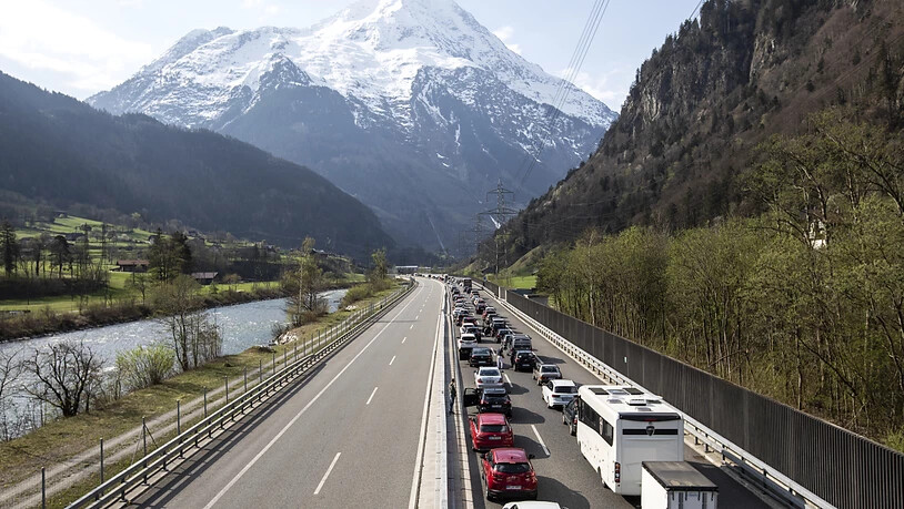 An Ostern drohen trotz Corona-Pandemie Staus auf Schweizer Strassen. Neben den Nord-Süd-Achsen dürften auch die Strassen in  Skigebiete teilweise ein hohes Verkehrsaufkommen aufweisen. (Archivbild)