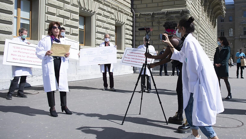 Ärztinnen und Ärzte sowie weitere Personen haben am Dienstag die Petition "Wo bleibt die humanitäre Tradition der Schweiz? Jetzt Flüchtende aufnehmen!" bei der Bundeskanzlei eingereicht.