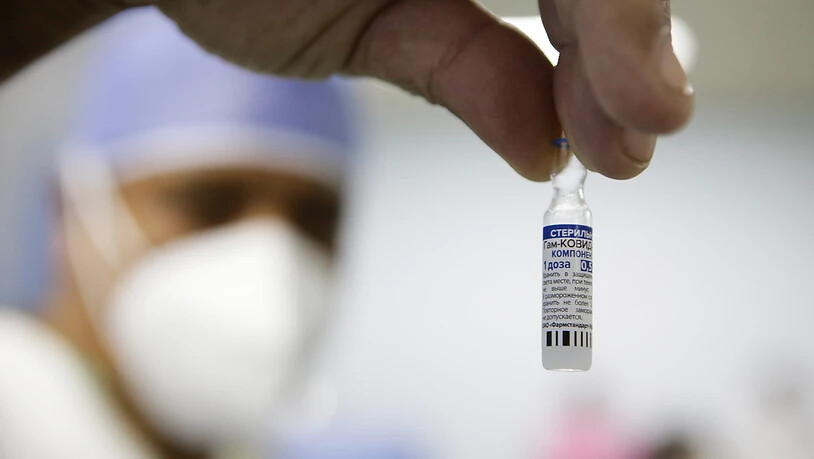 ARCHIV - Ein Mitarbeiter des Gesundheitswesens zeigt eine Dosis des Corona-Impfstoffes Sputnik V. Foto: Jesus Vargas/dpa