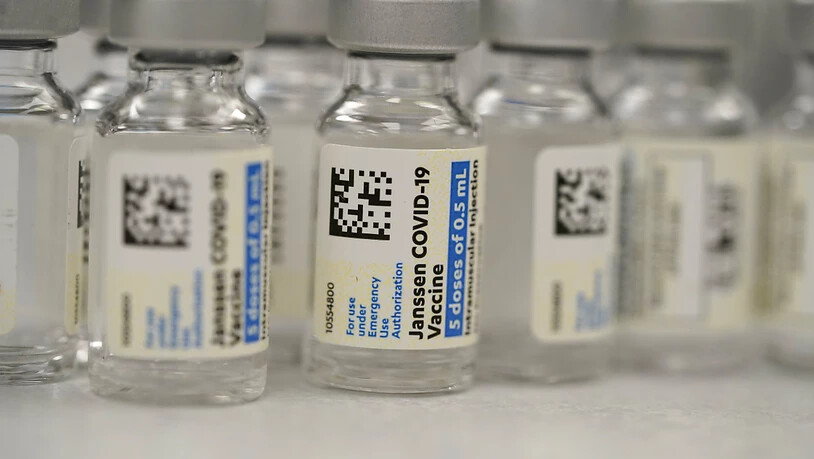 ARCHIV - Fläschchen des Corona-Impfstoffs von Johnson  Johnson in einer Apotheke des National Jewish Hospital in Denver. Foto: David Zalubowski/AP/dpa