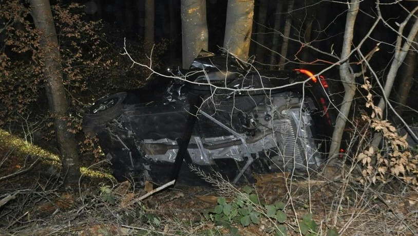 Der Autolenker und sein Beifahrer wurden bei einem Selbstunfall in Dornach SO getötet. Der dritte Insasse erlitt erhebliche Verletzungen. Das Auto ist schrottreif.