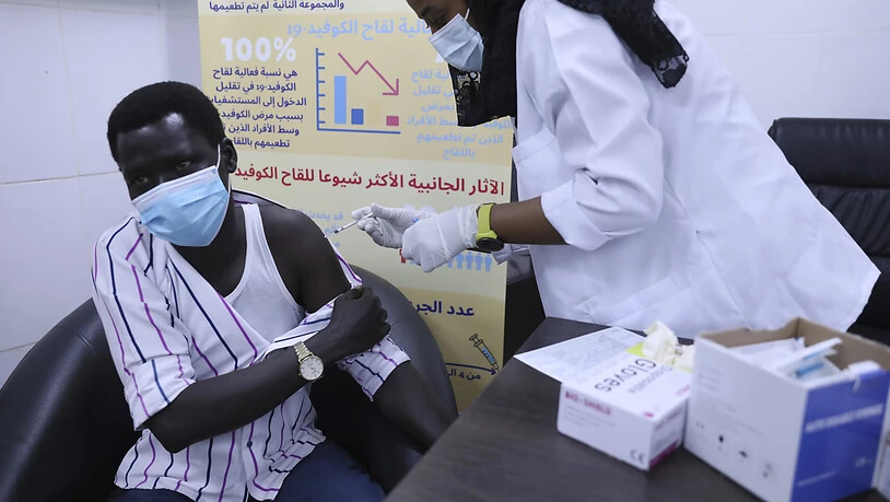 Ein Mann wird im Krankenhaus Jabra Hospital mit dem Impfstoff von AstraZeneca gegen das Corona-Virus geimpft. Foto: Marwan Ali/AP/dpa