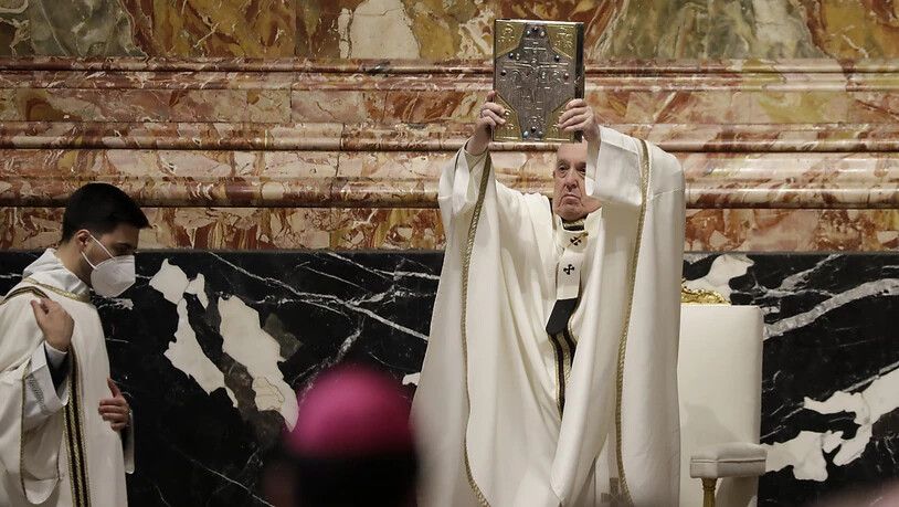 dpatopbilder - Papst Franziskus hält das Buch der Evangelien während einer Chrisammesse im Petersdom. Foto: Andrew Medichini/AP/dpa