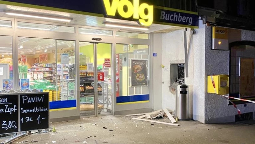 Massiver Sachschaden und Bargeld weg: Unbekannte sprengten in Buchberg SH einen Bankomaten bei einem Verkaufsgeschäft.