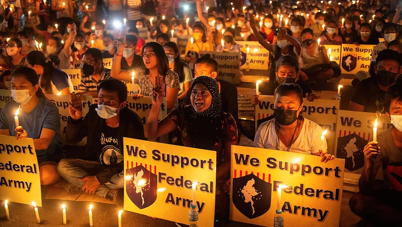 Demonstranten halten brennende Kerzen und Plakate mit der Aufschrift "We Support Federal Army". Nach neuen Schätzungen der Gefangenenhilfsorganisation AAPPP wurden seit dem Putsch vor zwei Monaten mindestens 543 Menschen getötet. Foto: Theint Mon Soe…