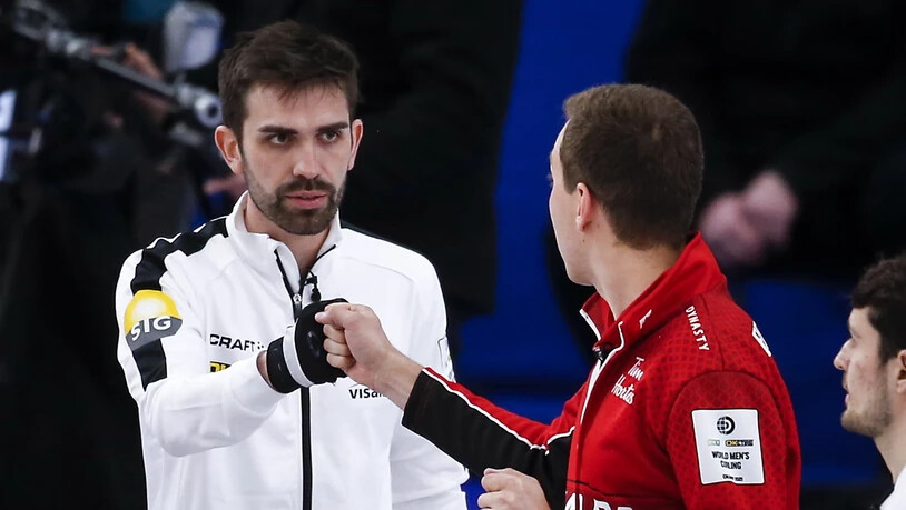 Die Ruhe vor dem Spiel: Der Schweizer Skip Peter De Cruz (links) und sein renommierter kanadischer Antipode Brendan Bottcher