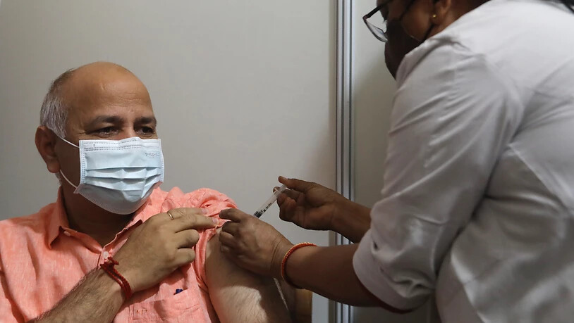 Dehlis stellvertretender Ministerpräsident Manish Sisodia erhält die erste Dosis des Covid-19-Impfstoffs Covaxin im Zuge einer Impfkampagne. Foto: Naveen Sharma/SOPA Images via ZUMA Wire/dpa