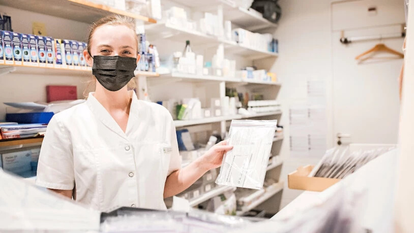 6500 Tests abgepackt: Die Mitarbeitenden der Apotheke im Wiggispark sind auf einen möglichen Ansturm vorbereitet.