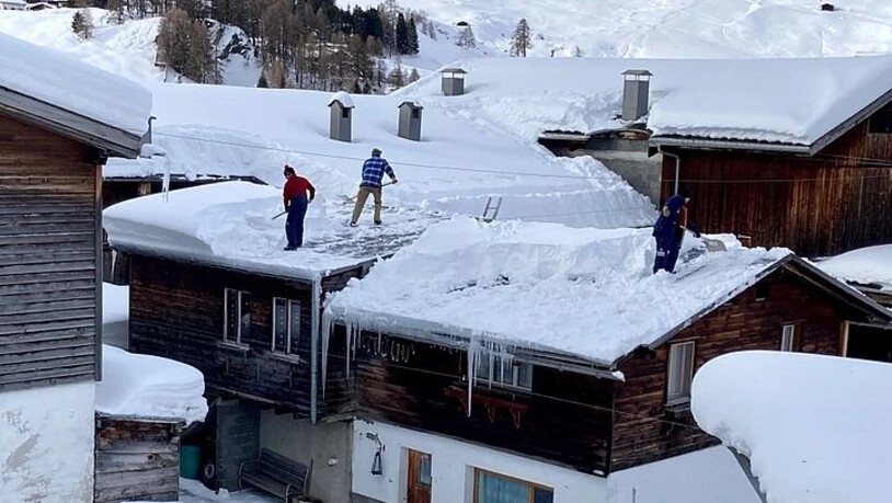 Durch die Grossschneefälle im Januar kamen die Dächer teils in die Nähe ihrer Belastungsgrenzen, weshalb viele Dächer abgeschaufelt wurden, so auch in Davos. 