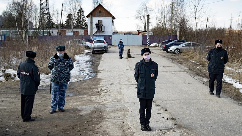 Polizisten bewachen einen Eingang des Straflagers IK-2. Der im Straflager inhaftierte Kremlgegner Nawalny hat eine weitere Verschlechterung seines Gesundheitszustands beklagt. Foto: Pavel Golovkin/AP/dpa