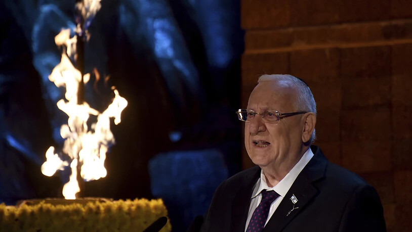 Israels Staatspräsident Reuven Rivlin spricht bei der staatlichen Eröffnungszeremonie des Gedenktags für die Märtyrer und Helden des Holocaust im Holocaust-Museum Yad Vashem. Foto: Debbie Hill/POOL UPI/AP/dpa