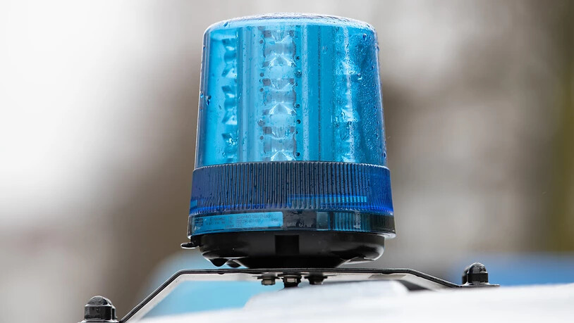 ARCHIV - Das Blaulicht eines Polizei-Einsatzwagens. (Archivbild) Foto: Friso Gentsch/dpa