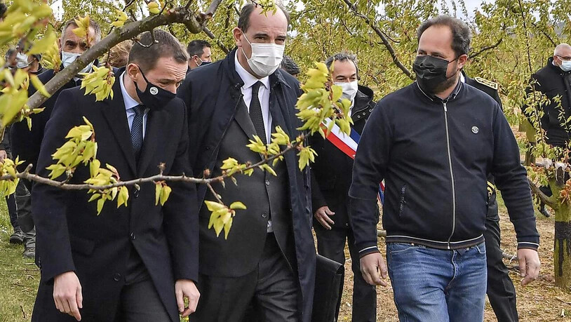 Jean Castex (M), französischer Premierminister, wird vom Landwirtschaftsminister Julien Denormandie (l) und dem Landwirt Gilbert Pasquio (r) begleitet, als er eine Aprikosenplantage besucht, deren Bäume durch die jüngsten Nachtfröste beschädigt wurden…