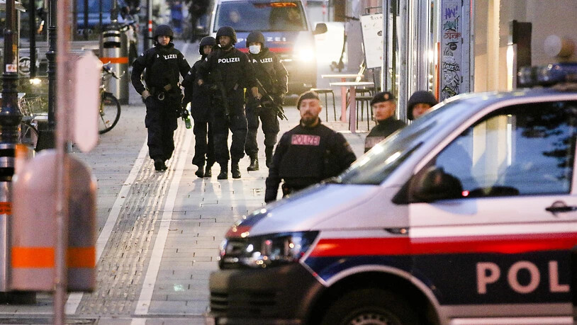ARCHIV - Bewaffnete Polizisten in Wien nach dem Terroranschlag am 2. November 2020. Foto: Ronald Zak/AP/dpa