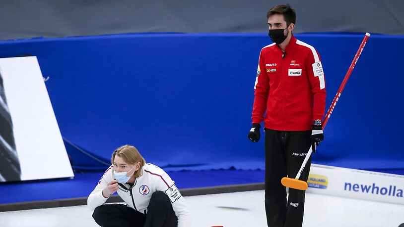 Maskiertes Curling: Russlands Skip Sergej Gluchow (links) und sein Schweizer Antipode Peter De Cruz