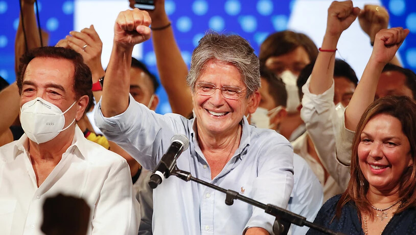Guillermo Lasso spricht nach der Stichwahl zu seinen Anhängern. Foto: Angel Dejesus/AP/dpa