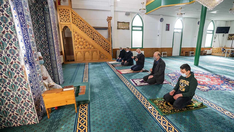 Muslime beten in der türkischen Mevlana-Moschee in Hilversum in den Niederlanden während eines Gottesdienstes. Muslime auf der ganzen Welt bereiten sich auf den heiligen Monat Ramadan vor, den neunten und heiligsten Monat des islamischen Kalenders, in…