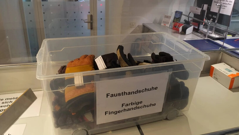 Fein säuberlich etikettiert und aufbewahrt – ein Blick in den Bestand des Davoser Fundbüros. 