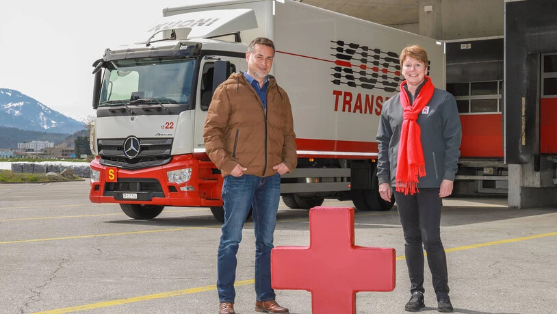 Zusammenarbeit: Clau Caviezel der Kuoni AG und Therese Spescha vom SRK Graubünden.