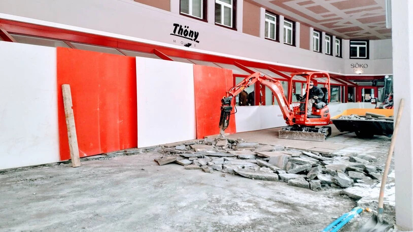 Die Waschbetonplatten im Arkadengang haben ausgedient.