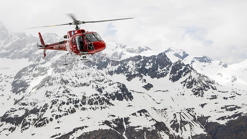 Die mit einem Helikopter der Air-Zermatt auf die Unfallstelle am Pollux geflogenen Rettungskräfte konnten nur noch den Tod des Abgestürzten feststellen. (Symbolbild)
