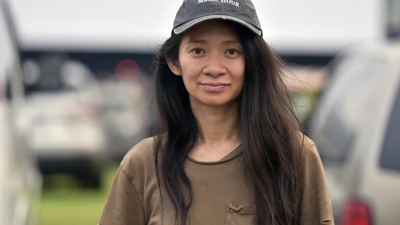 ARCHIV - Chloé Zhao, Regisseurin, nimmt an einer Drive-In Filmvorführung ihres Films «Nomadland» im Rose Bowl Stadion teil. Die in Peking geborene Filmemacherin gilt bei der 93. Oscar-Verleihung (Academy Awards) als Top-Favoritin für den Regiepreis. Foto…