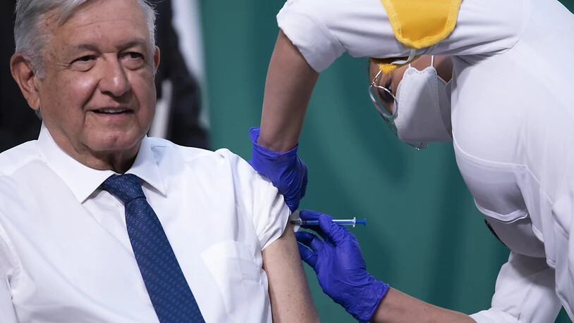HANDOUT - Auf diesem vom mexikanischen Präsidentenamt zur Verfügung gestellten Bild wird Andres Manuel Lopez Obrador (M.), Präsident von Mexiko, eine Corona-Impfung des Unternehmens Astrazeneca verabreicht. Foto: ---/Prensa AMLO/dpa - ACHTUNG: Nur zur…